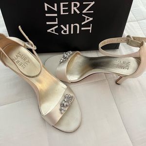 Naturalizer 9W ivory satin wedding / formal shoe
